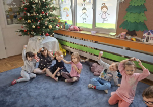 Zdjęcie przedstawia dzieci podczas zabaw ze śniegiem