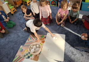 Zdjęcie przedstawia dzieci podczas zabaw ze śniegiem