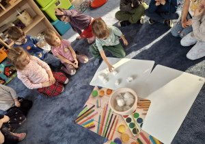 Zdjęcie przedstawia dzieci podczas zabaw ze śniegiem