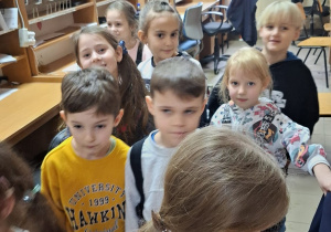 Zdjęcie przedstawia dzieci na poczcie