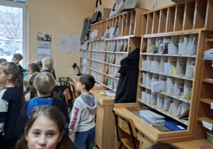 Zdjęcie przedstawia dzieci na poczcie