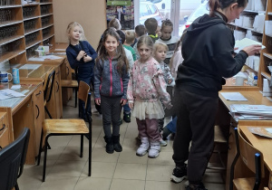 Zdjęcie przedstawia dzieci na poczcie