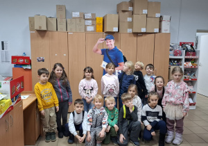 Zdjęcie przedstawia dzieci na poczcie