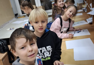 Zdjęcie przedstawia dzieci na poczcie