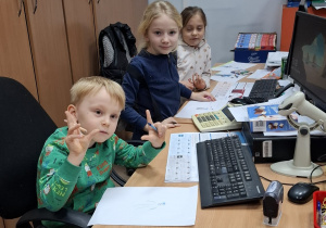 Zdjęcie przedstawia dzieci na poczcie