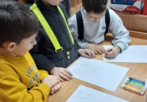 Zdjęcie przedstawia dzieci na poczcie