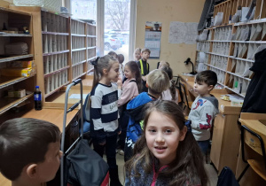 Zdjęcie przedstawia dzieci na poczcie