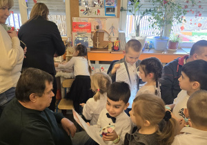 Zdjęcie przedstawia dzieci tańczące z dziadkami