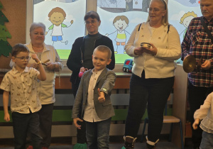 Zdjęcie przedstawia dzieci tańczące z dziadkami