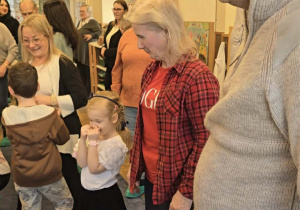 Zdjęcie przedstawia dzieci tańczące z dziadkami