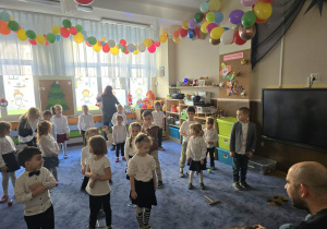 Zdjęcie przedstawia dzieci tańczące z dziadkami