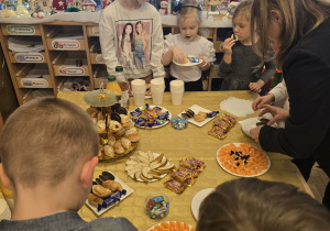 Zdjęcie przedstawia dzieci tańczące z dziadkami
