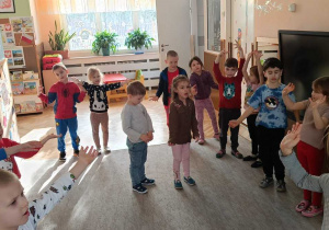 Zdjęcie przedstawia dzieci tańczące