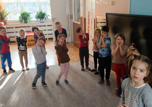 Zdjęcie przedstawia dzieci tańczące