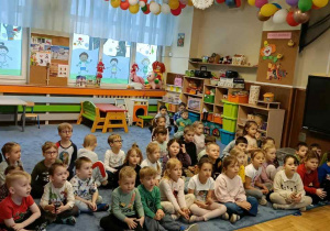 Zdjęcie przedstawia dzieci tańczące w rytm muzyki