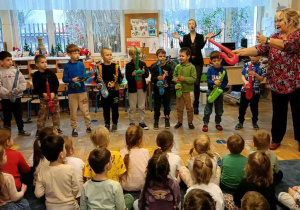 Zdjęcie przedstawia dzieci tańczące w rytm muzyki