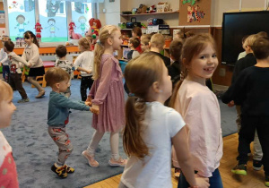 Zdjęcie przedstawia dzieci tańczące w rytm muzyki
