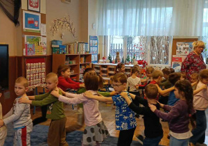 Zdjęcie przedstawia dzieci tańczące w rytm muzyki