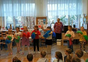 Zdjęcie przedstawia dzieci tańczące w rytm muzyki