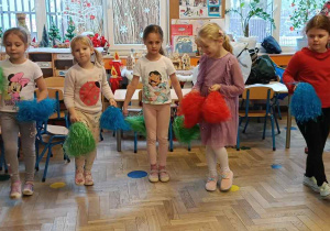 Zdjęcie przedstawia dzieci tańczące w rytm muzyki