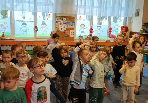 Zdjęcie przedstawia dzieci tańczące w rytm muzyki