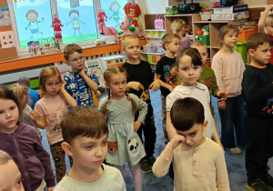 Zdjęcie przedstawia dzieci tańczące w rytm muzyki