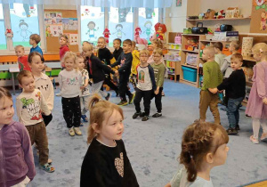 Zdjęcie przedstawia dzieci tańczące w rytm muzyki