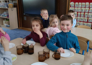 Zdjęcie przedstawia dzieci zarumienione po zabawach na śniegu