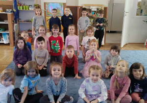 Zdjęcie przedstawia dzieci przygotowujące się do gry na instrumentach