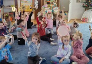 Zdjęcie przedstawia dzieci grające na instrumentach