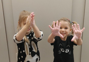 Zdjęcie przedstawia dzieci bawiące się w wodzie różnymi masami