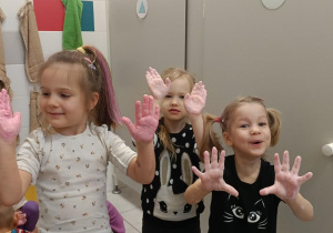 Zdjęcie przedstawia dzieci bawiące się w wodzie różnymi masami