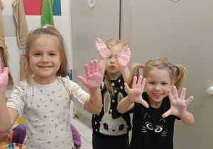 Zdjęcie przedstawia dzieci bawiące się w wodzie różnymi masami