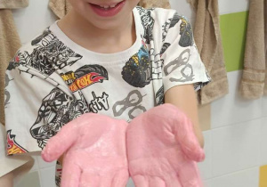 Zdjęcie przedstawia dzieci bawiące się w wodzie różnymi masami