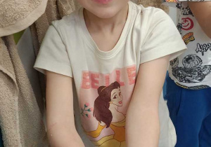 Zdjęcie przedstawia dzieci bawiące się w wodzie różnymi masami