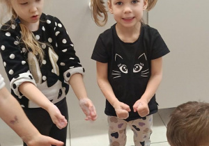 Zdjęcie przedstawia dzieci bawiące się w wodzie różnymi masami