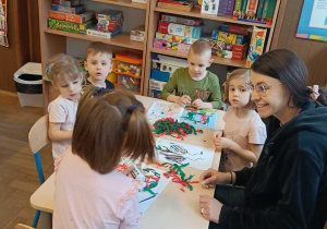 Zdjęcie przedstawia dzieci podczas nauki liter