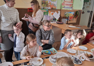 Zdjęcie przedstawia dzieci podczas zabaw z dziadkami