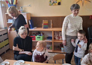 Zdjęcie przedstawia dzieci podczas zabaw z dziadkami