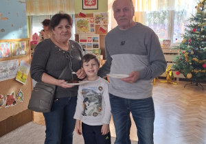 Zdjęcie przedstawia dzieci podczas zabaw z dziadkami