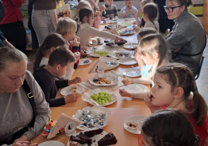 Zdjęcie przedstawia dzieci podczas zabaw z dziadkami