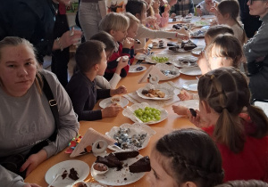 Zdjęcie przedstawia dzieci podczas zabaw z dziadkami