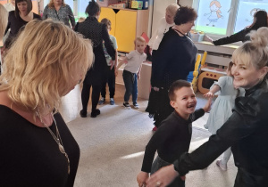 Zdjęcie przedstawia dzieci podczas zabaw z dziadkami