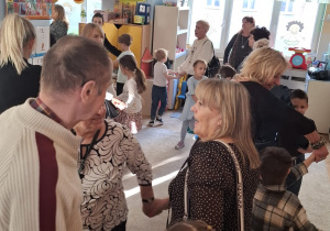 Zdjęcie przedstawia dzieci podczas zabaw z dziadkami