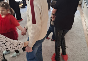 Zdjęcie przedstawia dzieci podczas zabaw z dziadkami