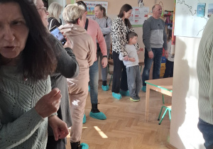 Zdjęcie przedstawia dzieci podczas zabaw z dziadkami