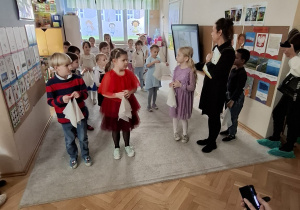 Zdjęcie przedstawia dzieci podczas zabaw z dziadkami