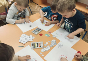 Zdjęcie przedstawia dzieci, które robią papierową pizze