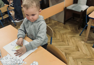 Zdjęcie przedstawia dzieci, które robią papierową pizze