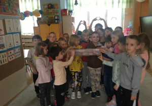 Zdjęcie przedstawia dzieci z pączkami